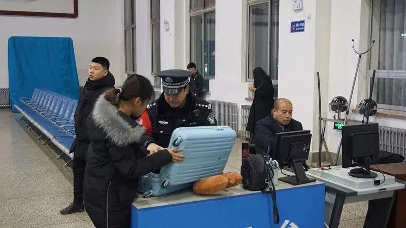 圖為民警堅守在憑票候車、安檢查危陣地
