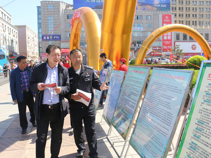 王繼曉（左二，最左邊的人裁掉）在活動現場巡視1
