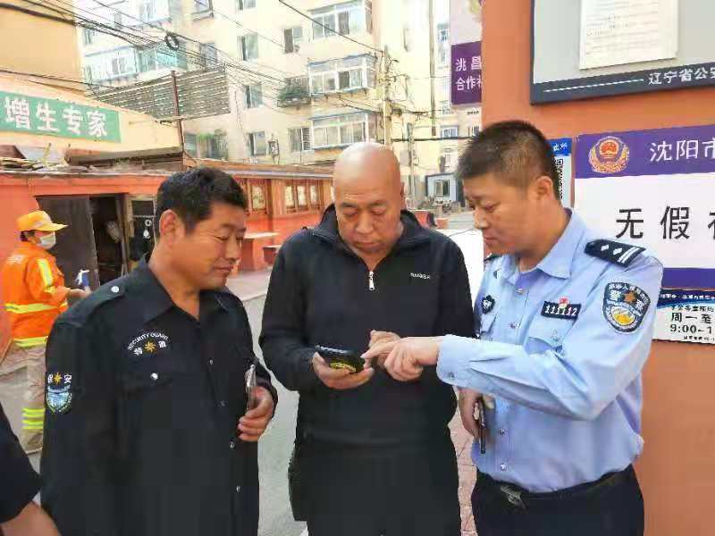 于悅（右一）和社區志愿者交流