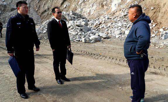 于翠彬(左二)找與被執(zhí)行人進(jìn)行溝通