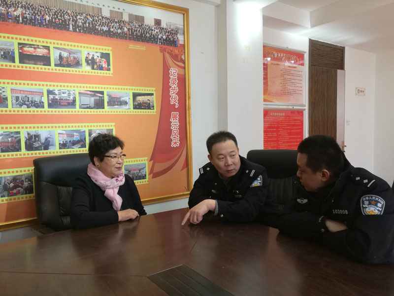 李秀華和王松(中)研究社區基礎工作