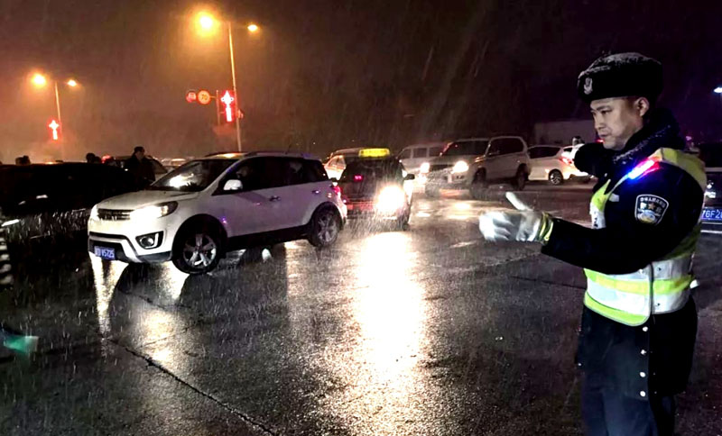 撫順交警護航燈光秀。