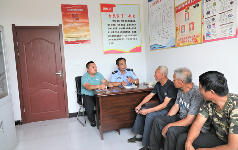 配文2：張志國（左二）在做調解工作