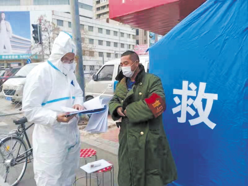 于成武（左）在社區參加防疫工作。