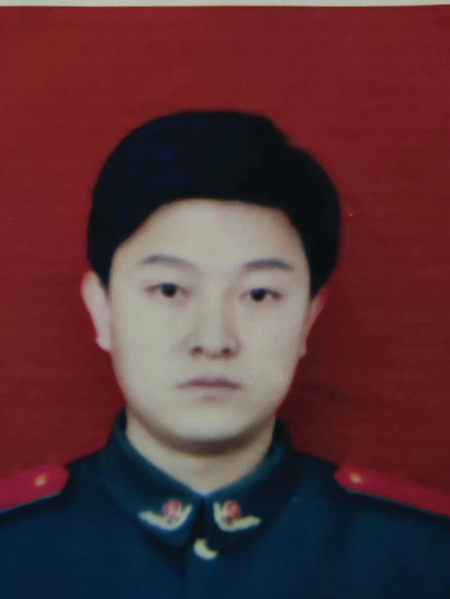 邢輝當兵時照片