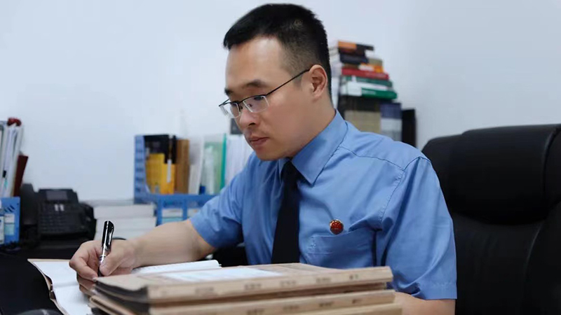 楊德明在撰寫案件審查報(bào)告。