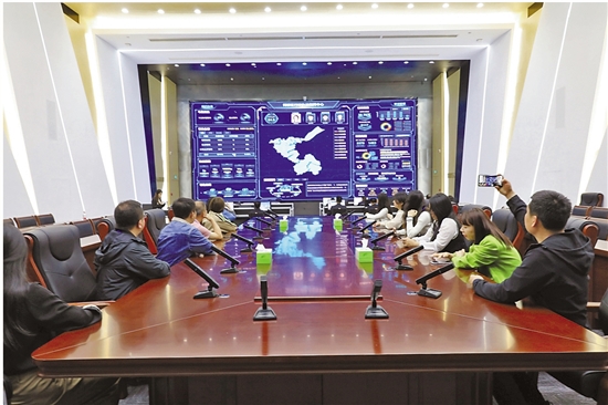 采訪團參觀紹興市柯橋區行政執法指揮中心。