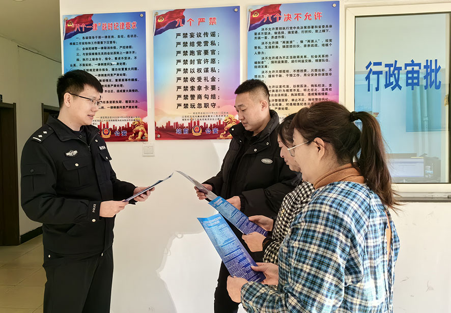 值班在崗的騰義銘（左一）正在向群眾進行普法宣傳