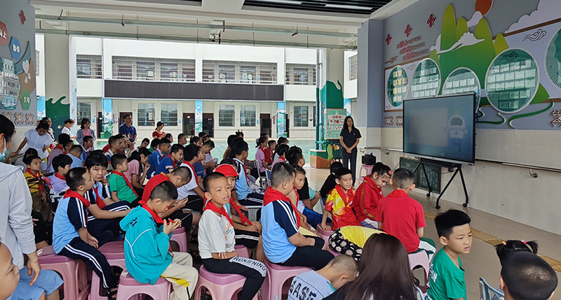 配稿4、五指山市人民法院為特殊兒童送出一份特殊的“六一”禮物。五指山市人民法院供圖