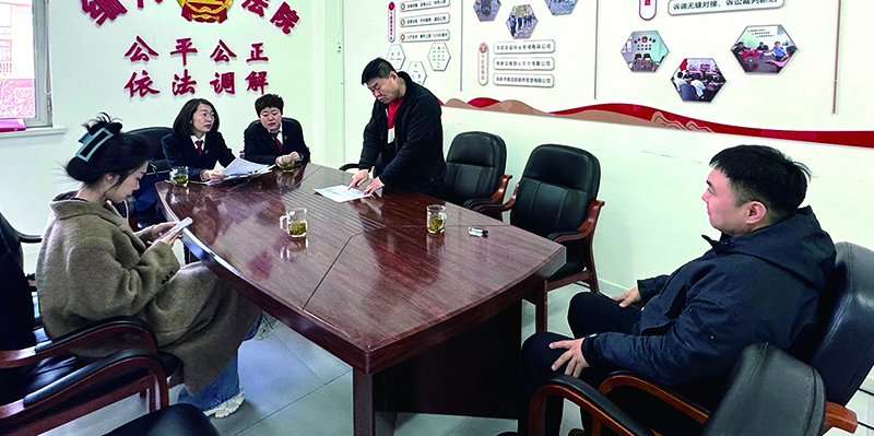（細河）法院工作人員在綜治中心為百姓調解矛盾糾紛