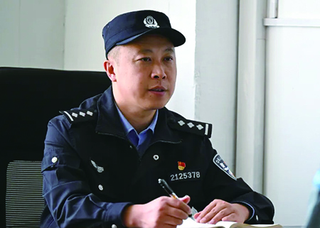 王作超與罪犯談話