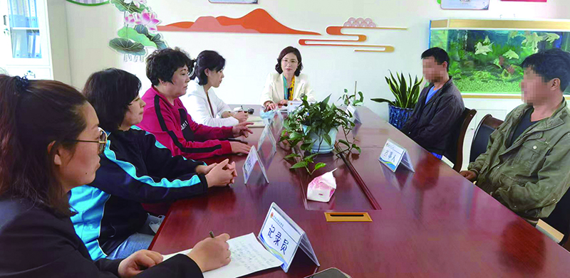 巧嫂們聯合社會力量開展糾紛調解工作（兩個男子需要打碼）