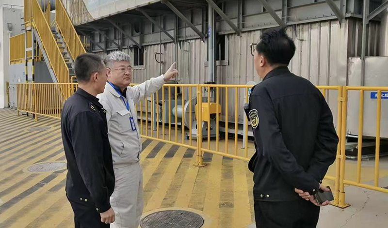 劉濤（中）對執法過程提出監督意見